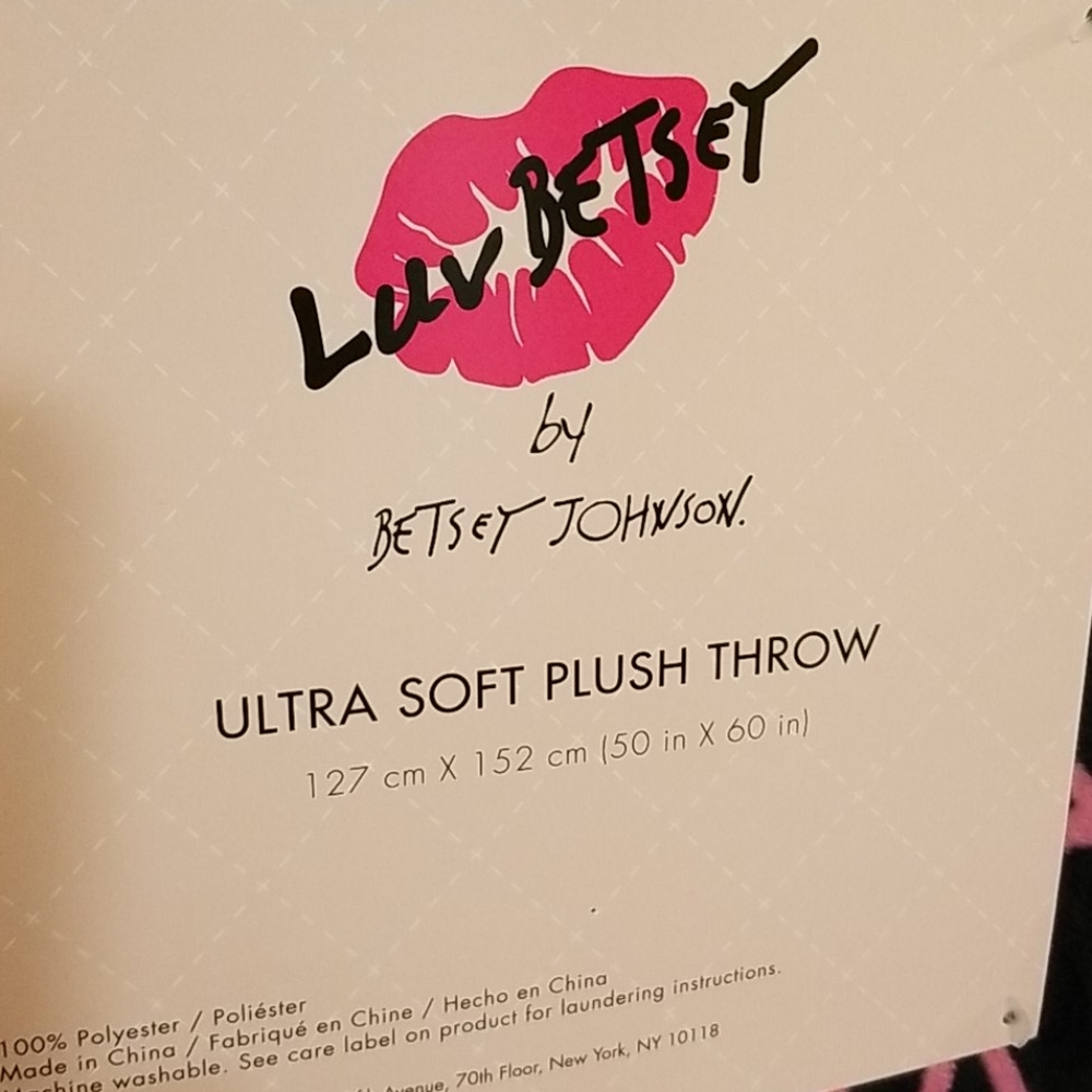 💗LUV throw by Betsey Johnson - Picture 3 of 3